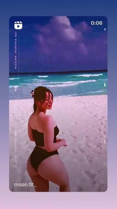 Sexy as always, moon.fit_ at the beach