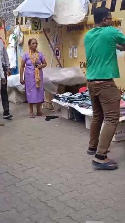 Context: Green tshirt wala sock exchange karne aaya tha aur White shirt wala exchange karke nahi de raha tha😂😂