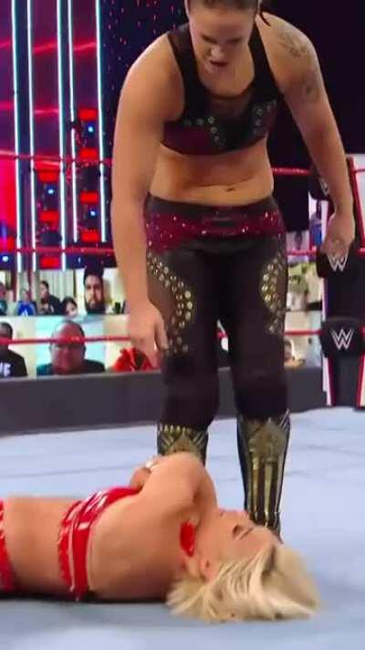 Shayna Baszler dominates Mandy Rose