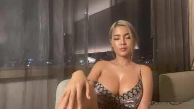 หญิงเนย