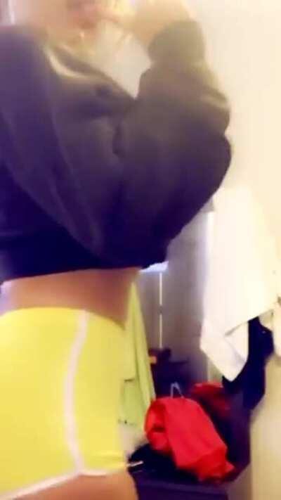 Yellow DONK - Giselle Lynette