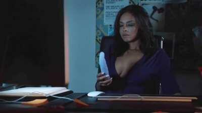 Solo feat. Chalet Leigh, Sharon Leal, Jessica Parker Kennedy and Willa Holland. (OC)