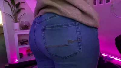 Farting in my jeans while gaming with friends hehe ð¥°ðð