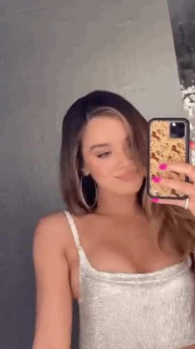 Hailee Steinfeld has me stroking like crazy