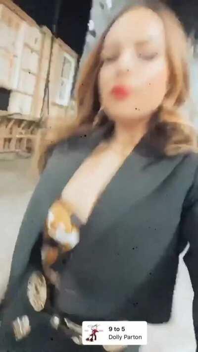 I was wondering if this has been posted already. Her boobs are bouncing perfectly in this vid🔥