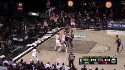 [Highlight] Holiday hits the side of the backboard