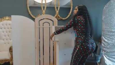 She need to keep makin work videos 😍 Camera man was gettin all the angles