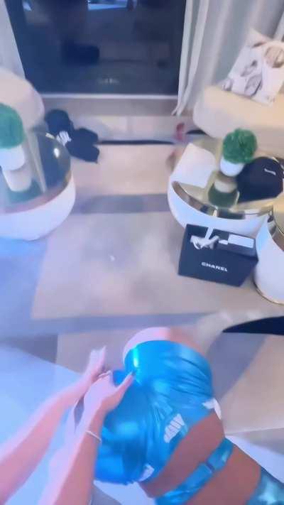 Saweetie shaking ass