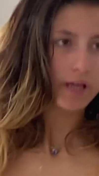 TIKTOK VIDEO, SHE CUTE AND SEXY AF!