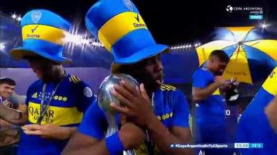 Esa pobre copa le espera una buena silla de ruedas mañana :