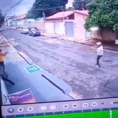 Thief tries to rob off-duty police officer and is shot in Brazil