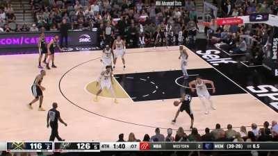 [Highlight] Devin Vassell gets the switch on the Nuggets center and makes him dance before scoring the easy lay up