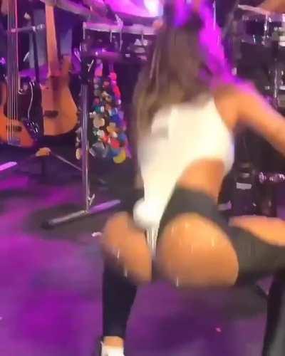 Acordar com esa bunda na cara