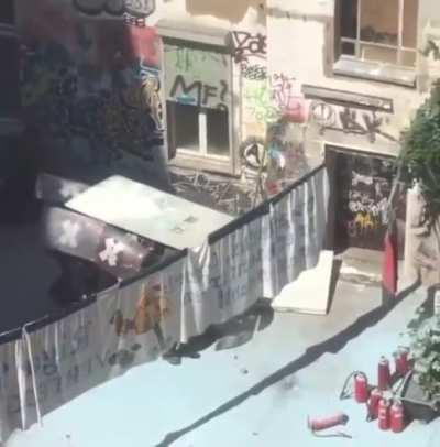 Typical Berlin behavior when the nasty ex-partner comes to visit unannounced again ..