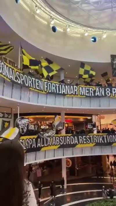 When only 8 people are allowed in stadiums - but indoor malls can be packed - AIK supporters in Sweden took over the mall next to their arena to show the absurdity