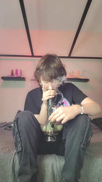 Pov: ur in a smoke sesh with me but I got that magic bong 🪄 XD