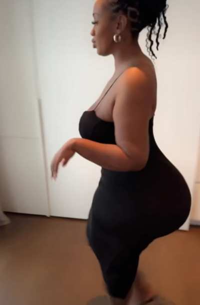 🇺🇬 🇿🇲 🤓 She fixes cpus and other electronics while carrying a wagon around daily. 😍 