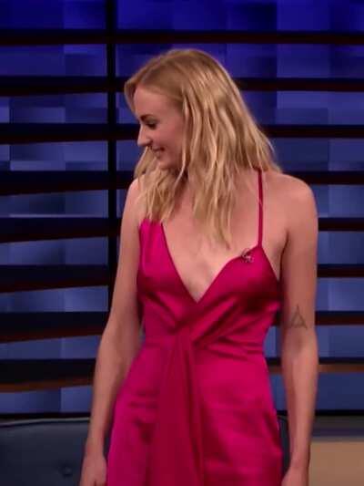 Sophie Turner's bra-less jiggling tits