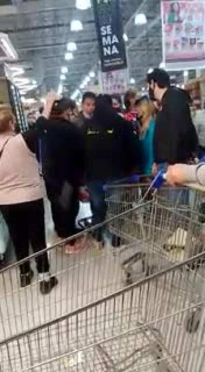 Pelea en coto por los huevos kinder