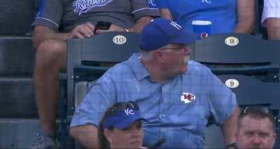 [Highlight] [Video] Andy Reid Look Alike Takes Selfies During Kansas City Royals Game