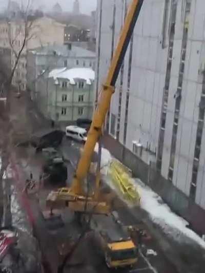 В Москве на Тетеринском переулке 8 на крышу дома пытаются установить ЗРПК «Панцирь-С1»