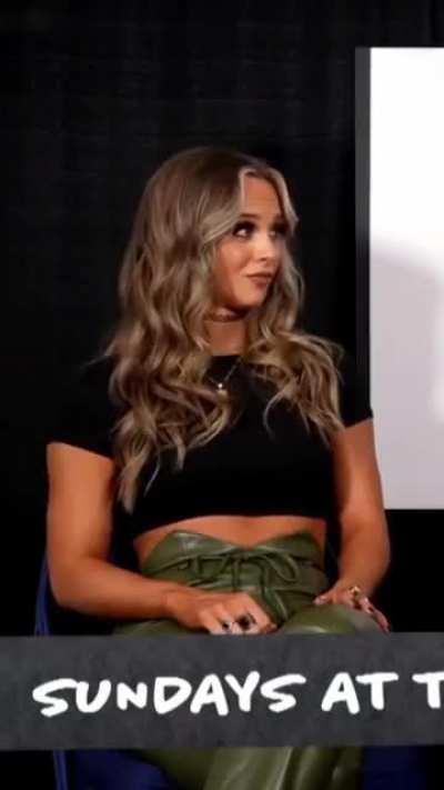 Talking about her fat ass🍑😍