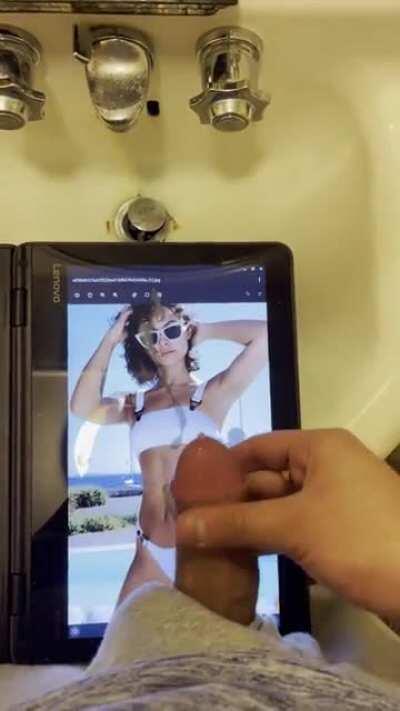 If anyone wants to swap pics and cum for her DM me😍