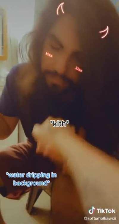 Are they trying to simulate that he’s taking a shit? And why do they need towels to go outside? I hate it. 😩