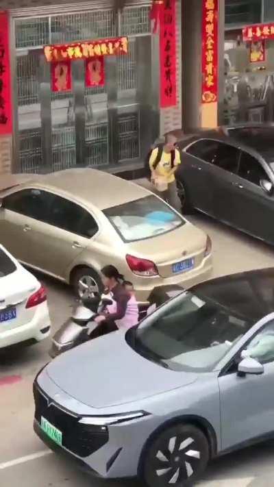 Man smashes vehicles windows with a cinder block