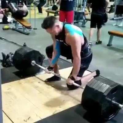 Fully grown man fails a deadlift and has to let everyone know