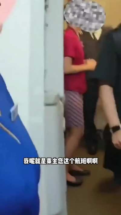 男子投诉航班存在问题，要求空姐蹲下来和自己说话！！碰到这种乘客，空姐也挺无奈的吧