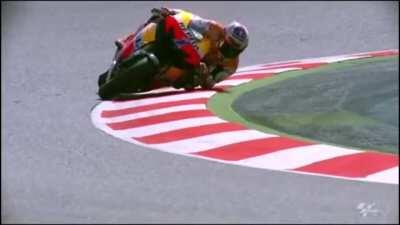 Casey Stoner hitting the apex mad skills (gif from u/bernabonixe's post cuz can't stream YT content due to Dorna's policy)