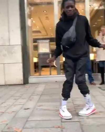 The way you make me feel just dancing joyfully like Michael Jackson... Amazing! 🔝