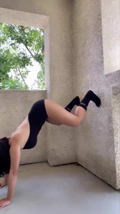 She knows how to work that fat ass (Upscaled, 60FPS, Bonus slow-mo versions in comments)