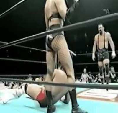 Tanahashi runs into Chyna.