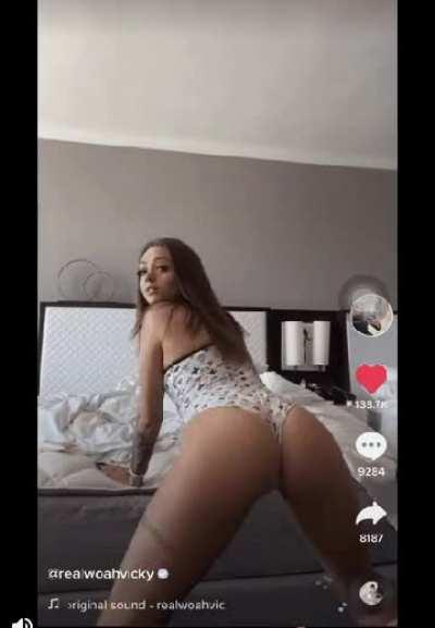 Anyone got the full video? Without all the shit on the right?