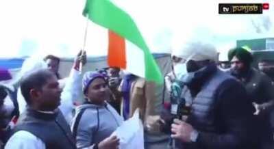 Police shakes hands with the BJP Goon as if they know each other and the reporter catches this and turns to ask them if they know each other. The police ignores the reporter. This video is sheer proof, of how Delhi police is helping local goons to disturb