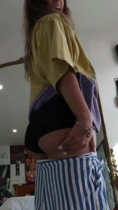 Kristen Jiggling Her Ass