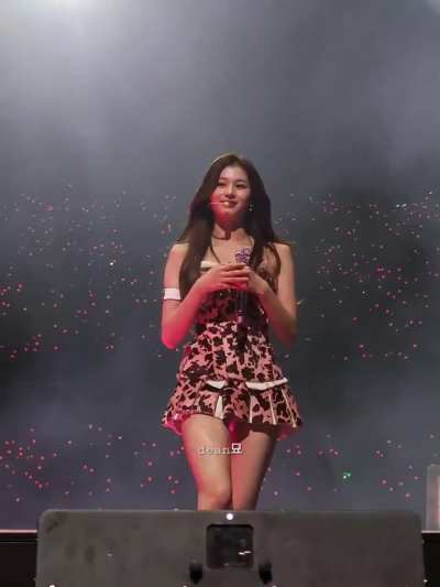 251004 Sana blowing kisses