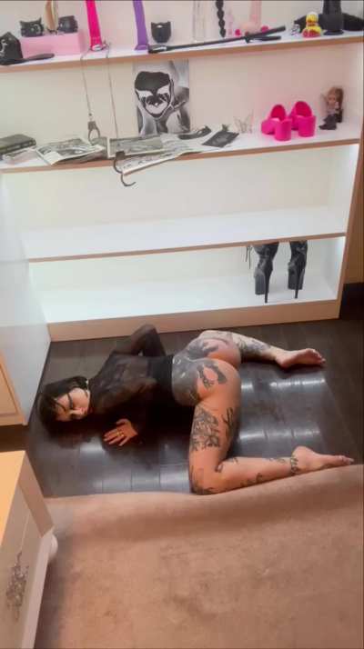 Too sexy ass on the floor