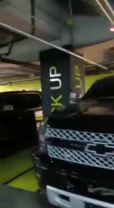 En Guadalajara: Confunden zona de recibo de paqueteria/mandado con area para Camionetas.