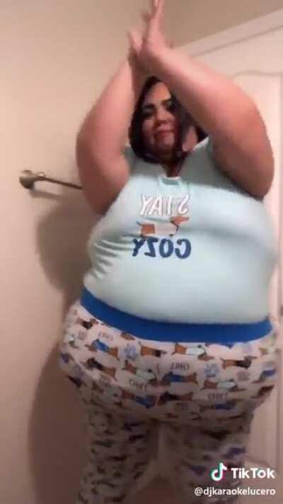 Here you got a full 360° view of my girl dancing