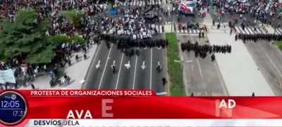 ESTAN CORRIENDO A LOS MANIFESTANTE,
NO LOS ESTAN CORRIENDO,
Y ENTONCES QUE ESTAMOS VIENDO AL AIRE