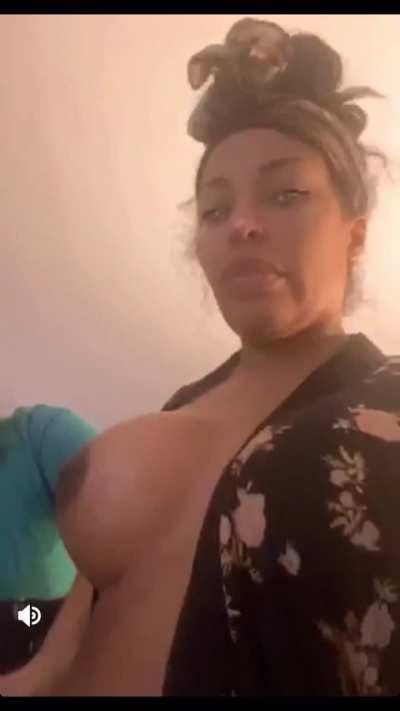 K Michelle whole titty out😋