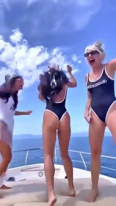 Sarah Hyland x Vanessa Hudgens