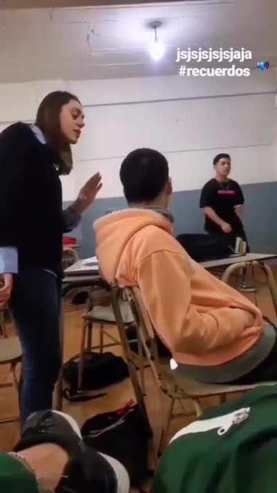 En mi adolescencia me hubiera asustado, ahora... griteme más fuerte profe me porte mal!!