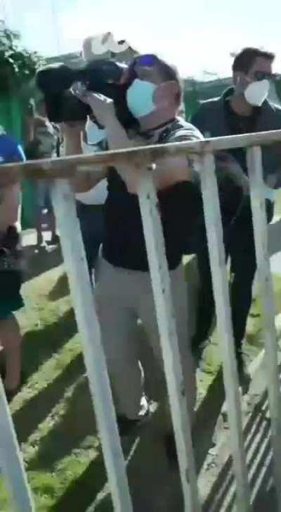 Cuando ves a un canuto con un parlante