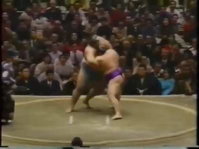 Former sekiwake Kotonishiki fights future yokozuna Musashimaru in 1995