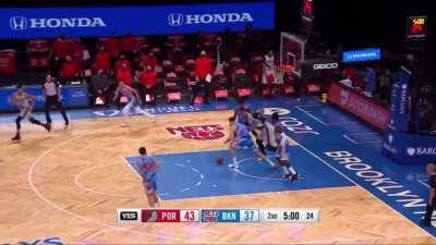 [Highlight] Damian Lillard tried to dunk the ball on Kyrie