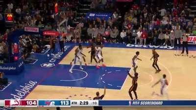 [Highlight] Trae's absurd dime to Griffin for 3!